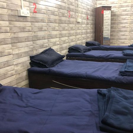 Charyana Hotel Ac Dormitory Ahmedabad Bagian luar foto