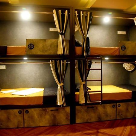 Charyana Hotel Ac Dormitory Ahmedabad Bagian luar foto