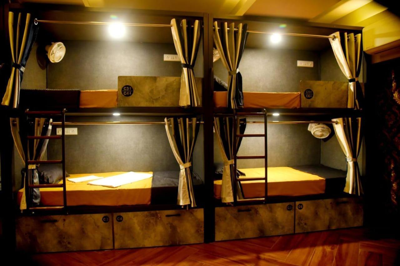 Charyana Hotel Ac Dormitory Ahmedabad Bagian luar foto