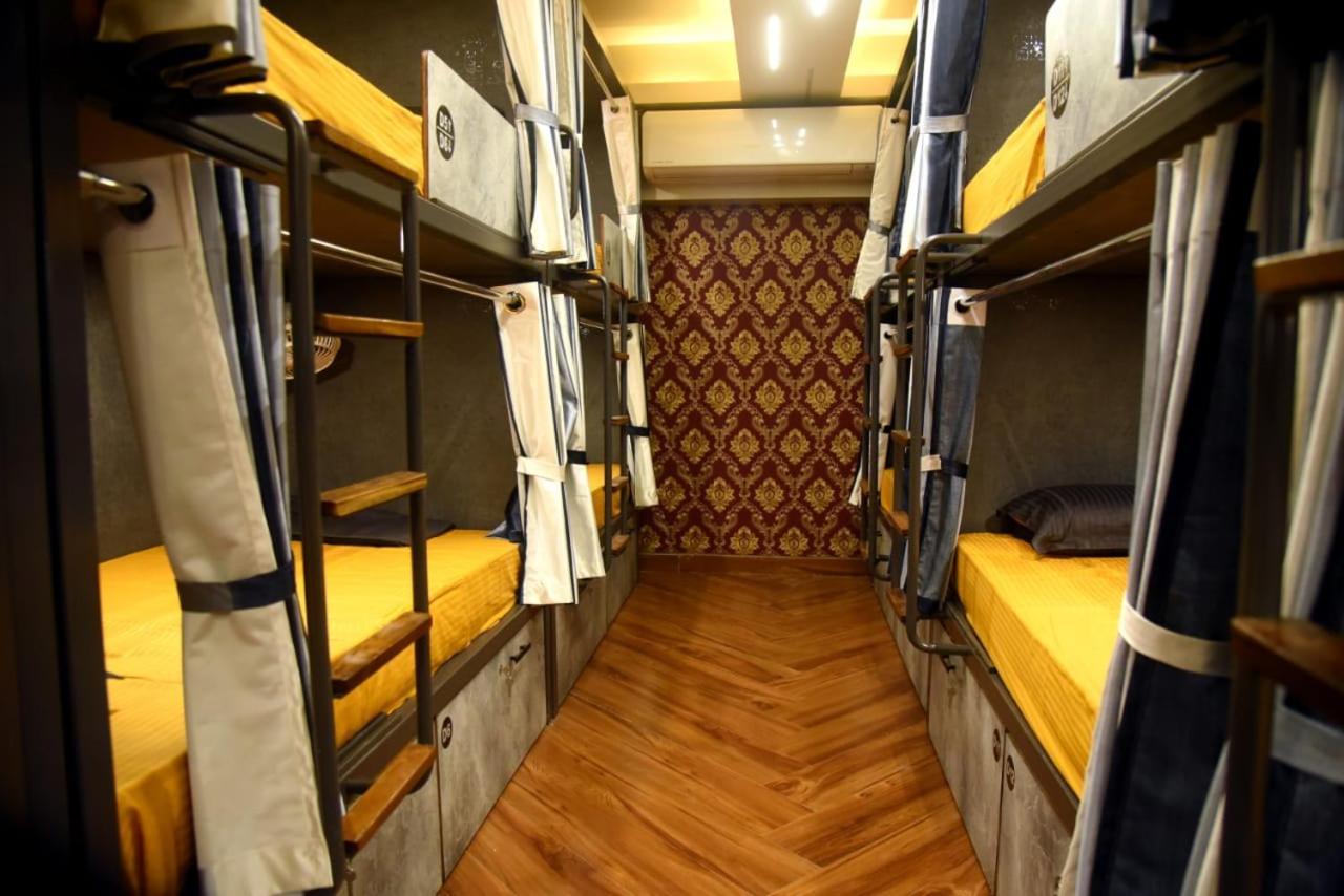Charyana Hotel Ac Dormitory Ahmedabad Bagian luar foto