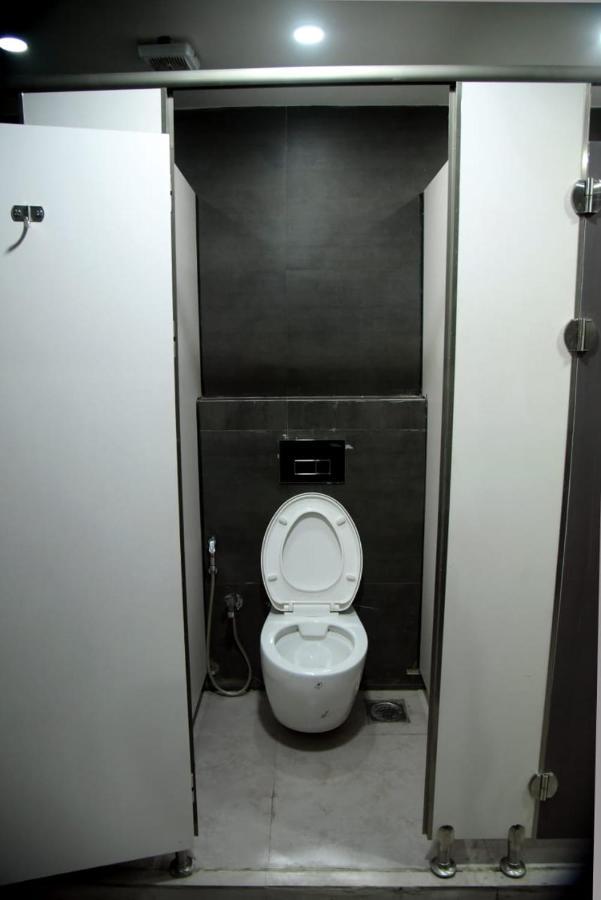 Charyana Hotel Ac Dormitory Ahmedabad Bagian luar foto