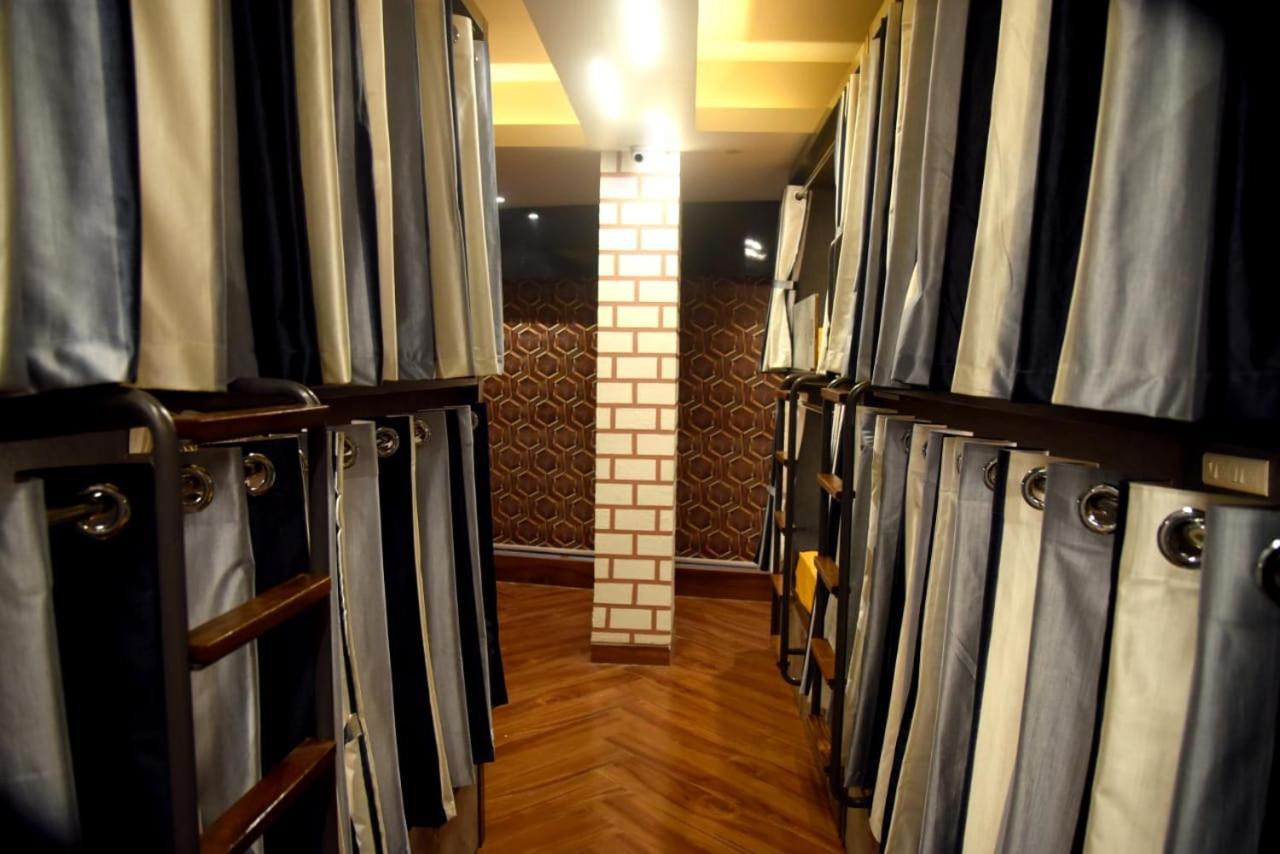 Charyana Hotel Ac Dormitory Ahmedabad Bagian luar foto