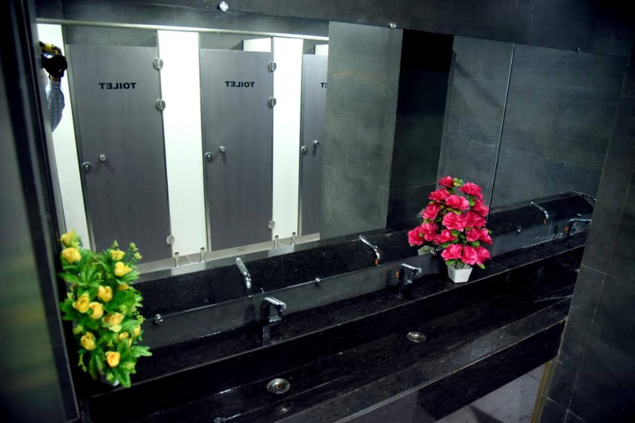 Charyana Hotel Ac Dormitory Ahmedabad Bagian luar foto