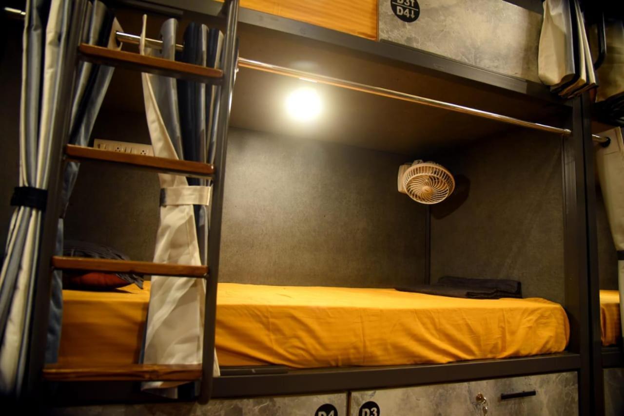 Charyana Hotel Ac Dormitory Ahmedabad Bagian luar foto