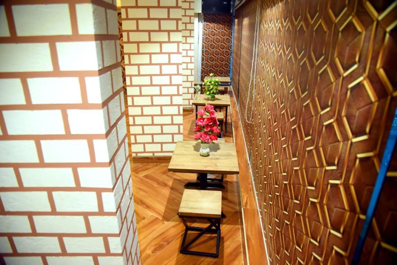 Charyana Hotel Ac Dormitory Ahmedabad Bagian luar foto